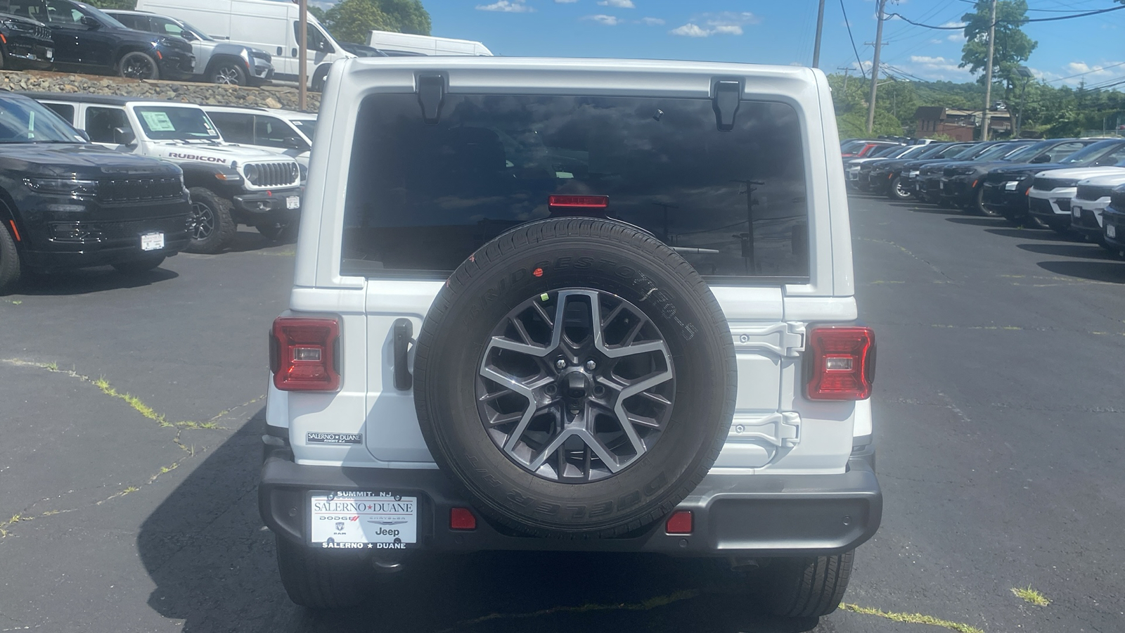 2024 Jeep Wrangler Sahara 25