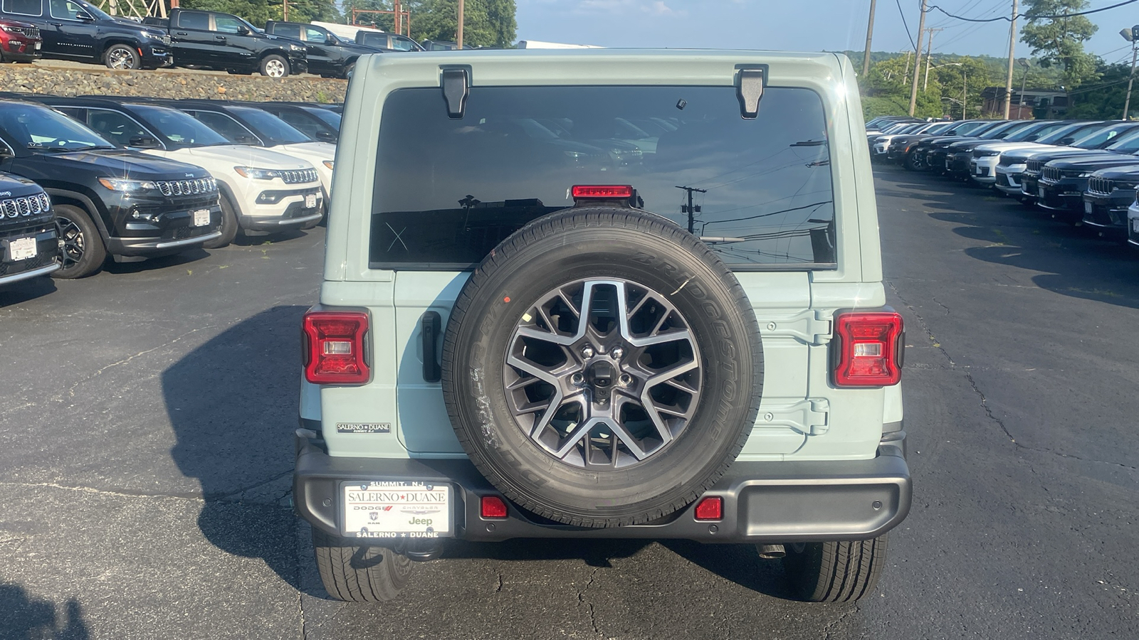 2024 Jeep Wrangler Sahara 25