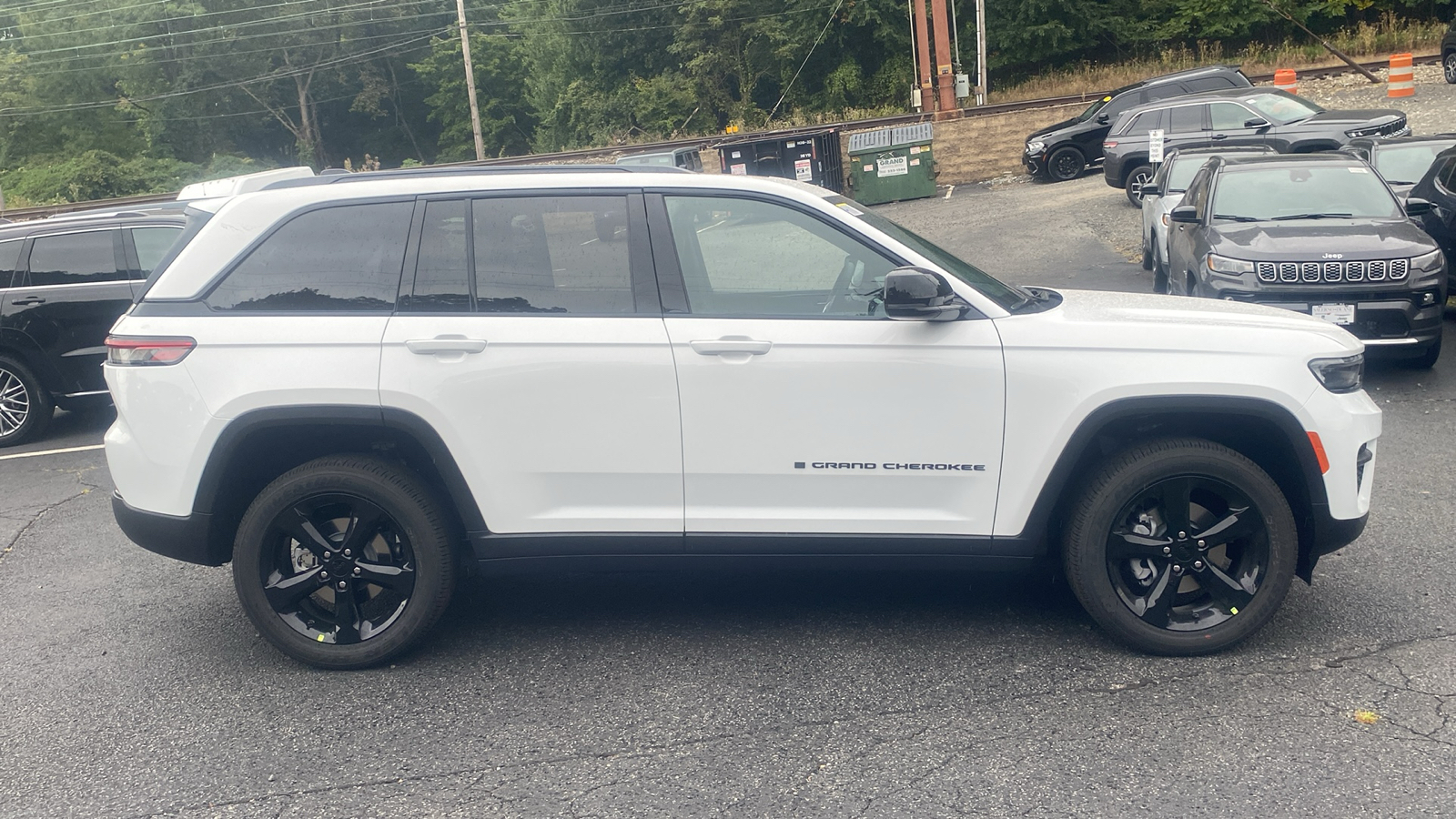 2025 Jeep Grand Cherokee Altitude X 29