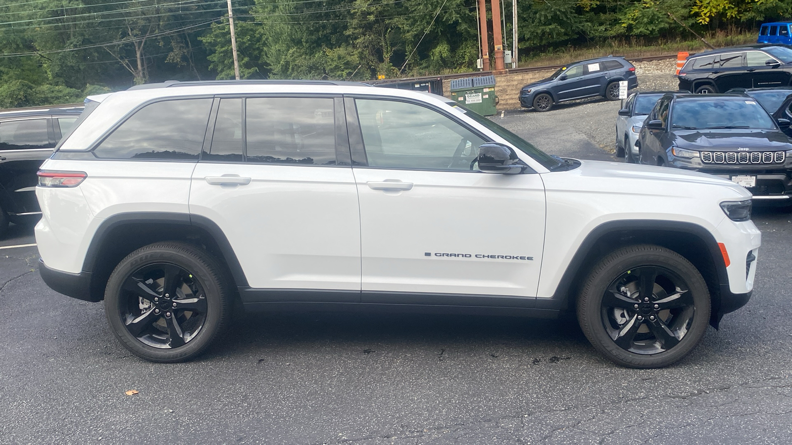 2025 Jeep Grand Cherokee Altitude X 29