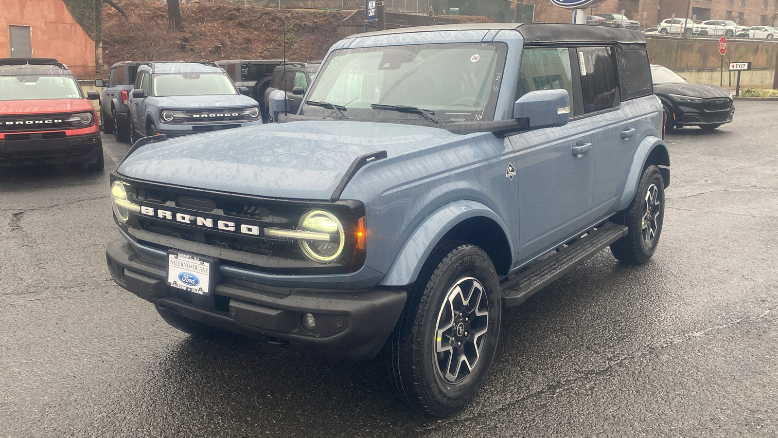 2024 Ford Bronco Outer Banks 3