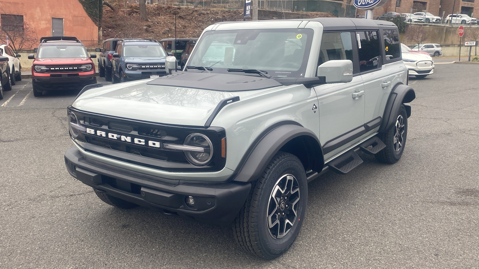 2024 Ford Bronco Outer Banks 3