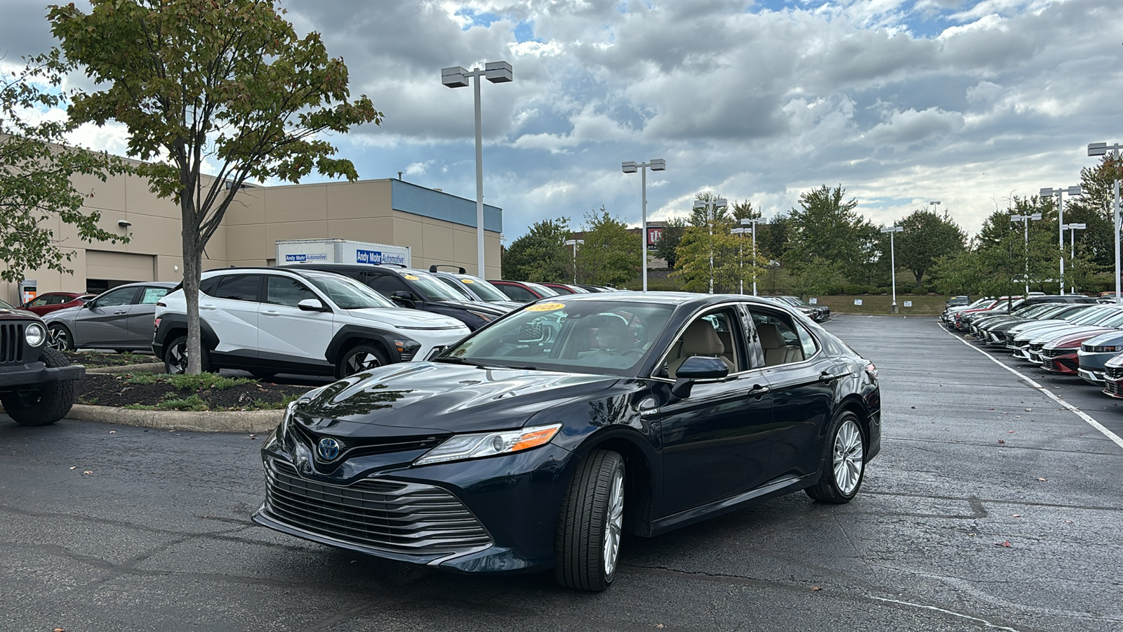 2020 Toyota Camry Hybrid XLE 3