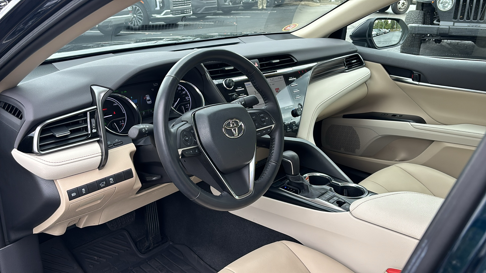 2020 Toyota Camry Hybrid XLE 24