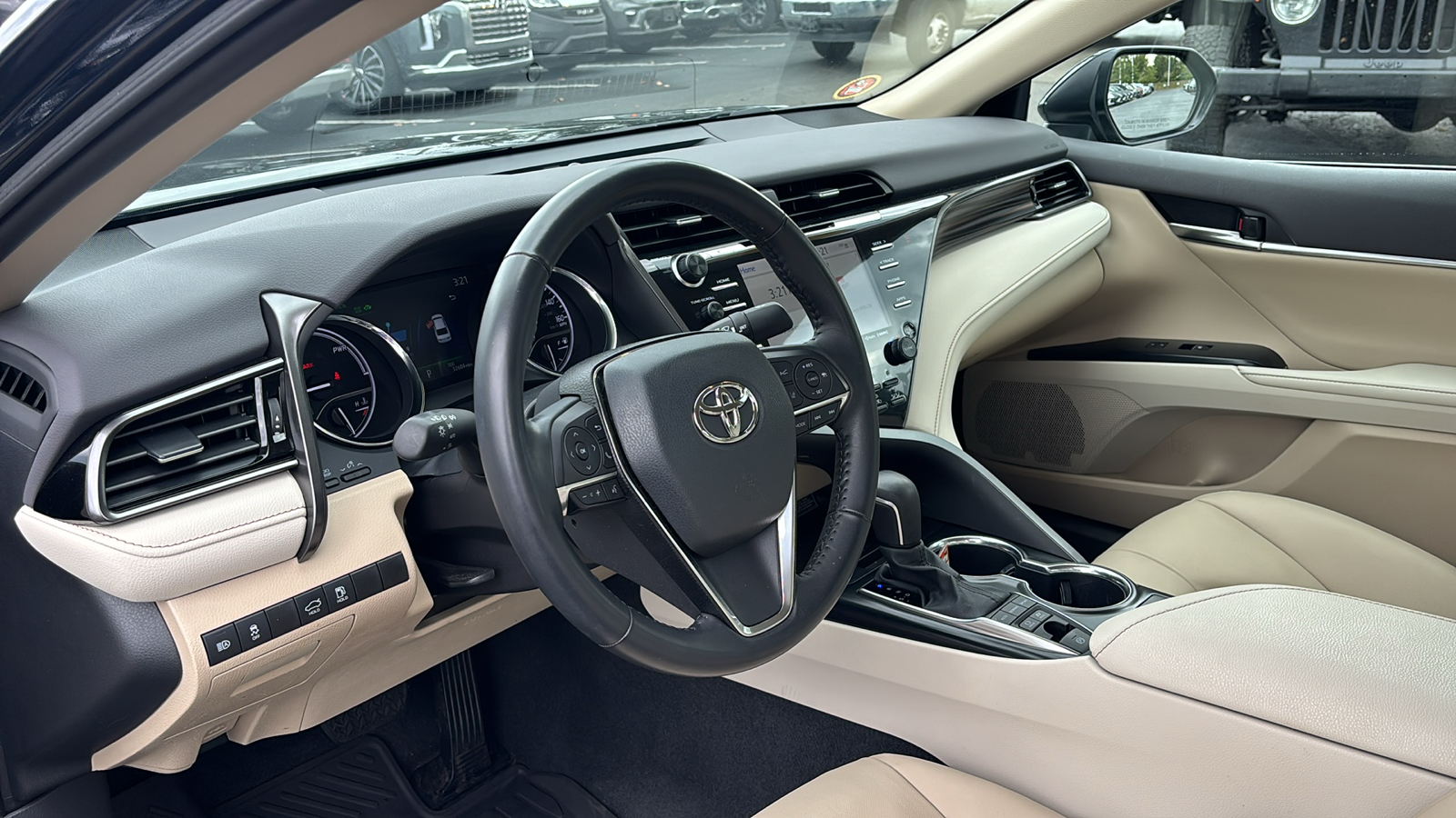 2020 Toyota Camry Hybrid XLE 28