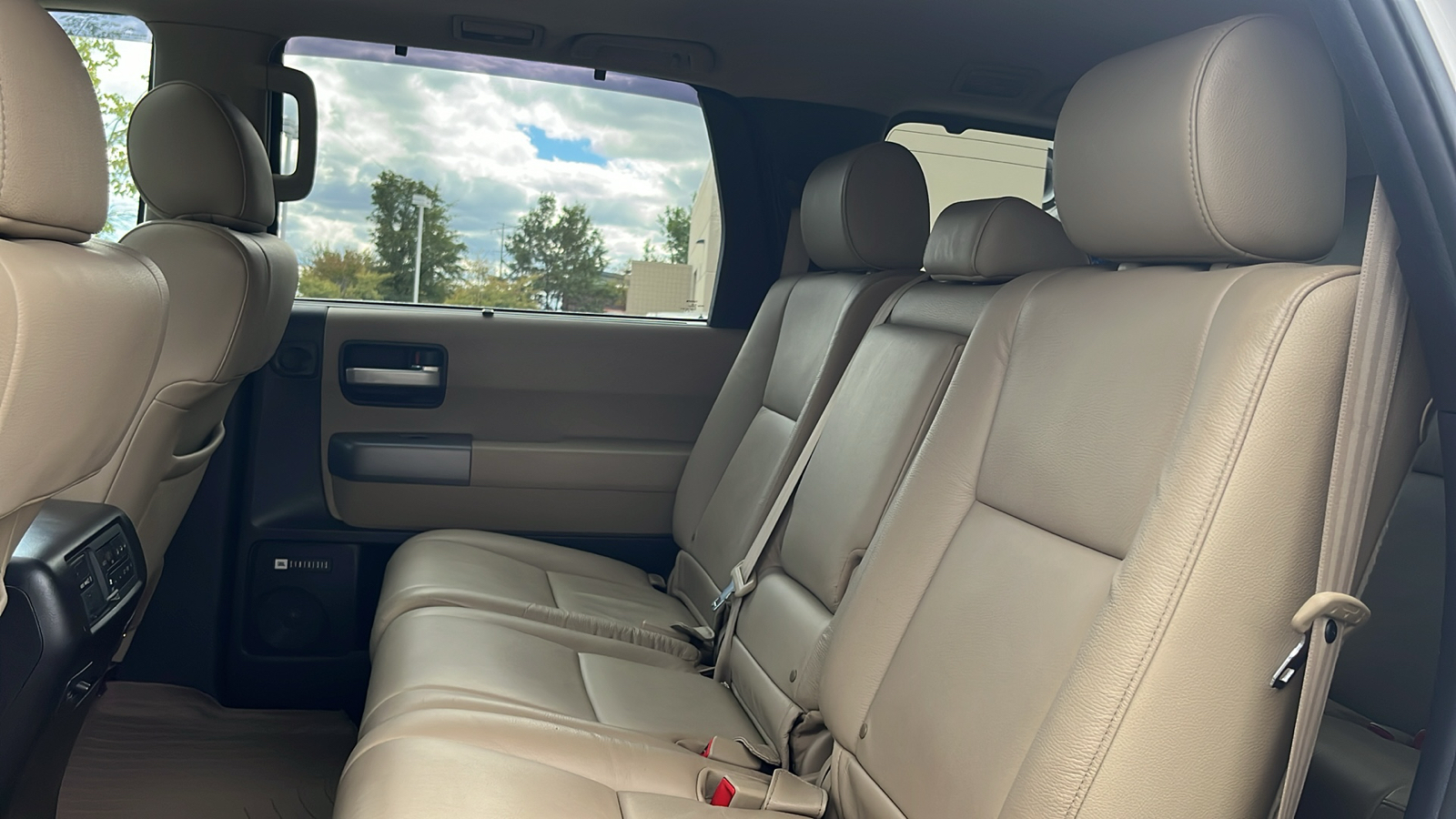 2015 Toyota Sequoia Limited 32