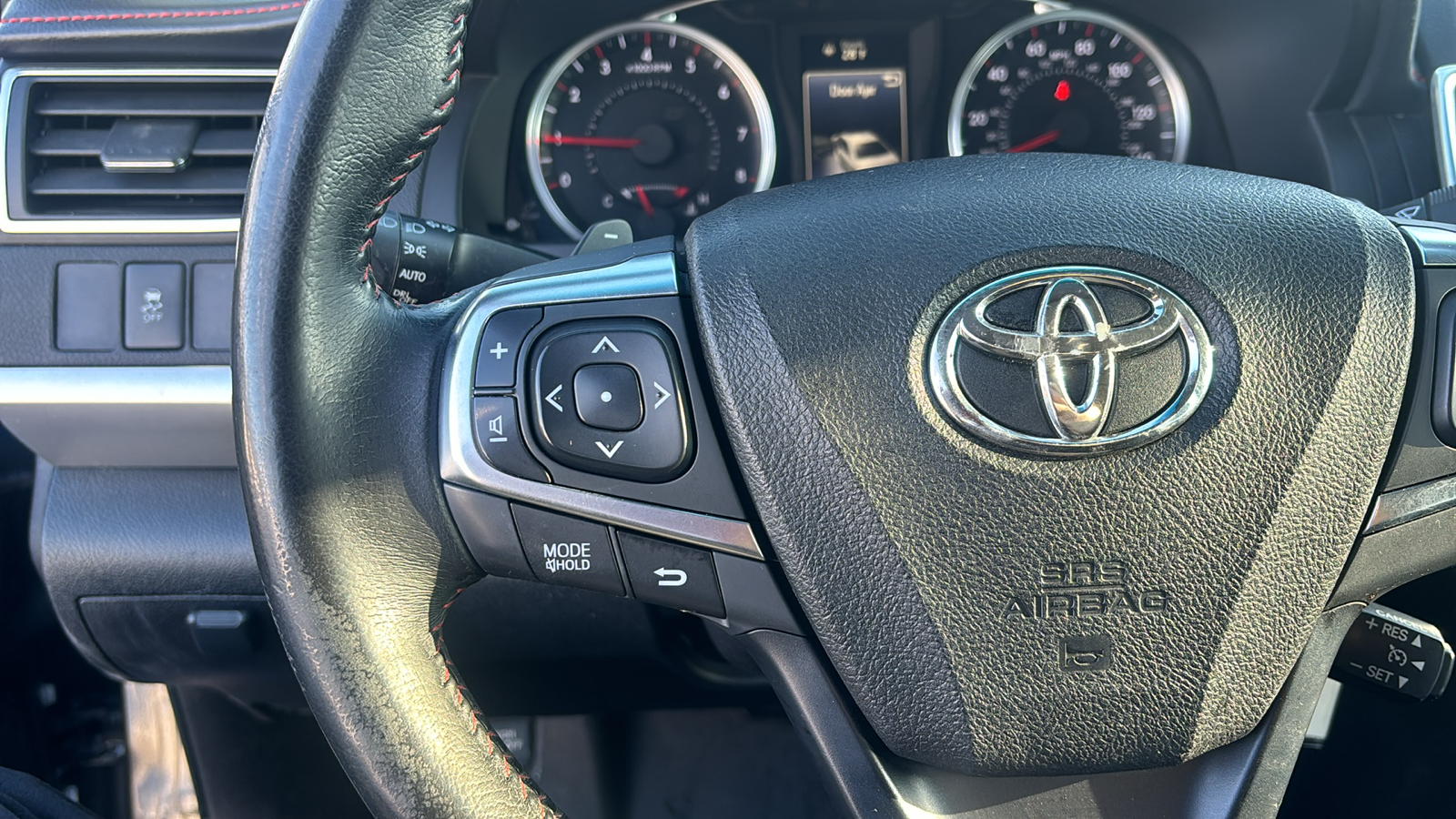 2015 Toyota Camry SE 18