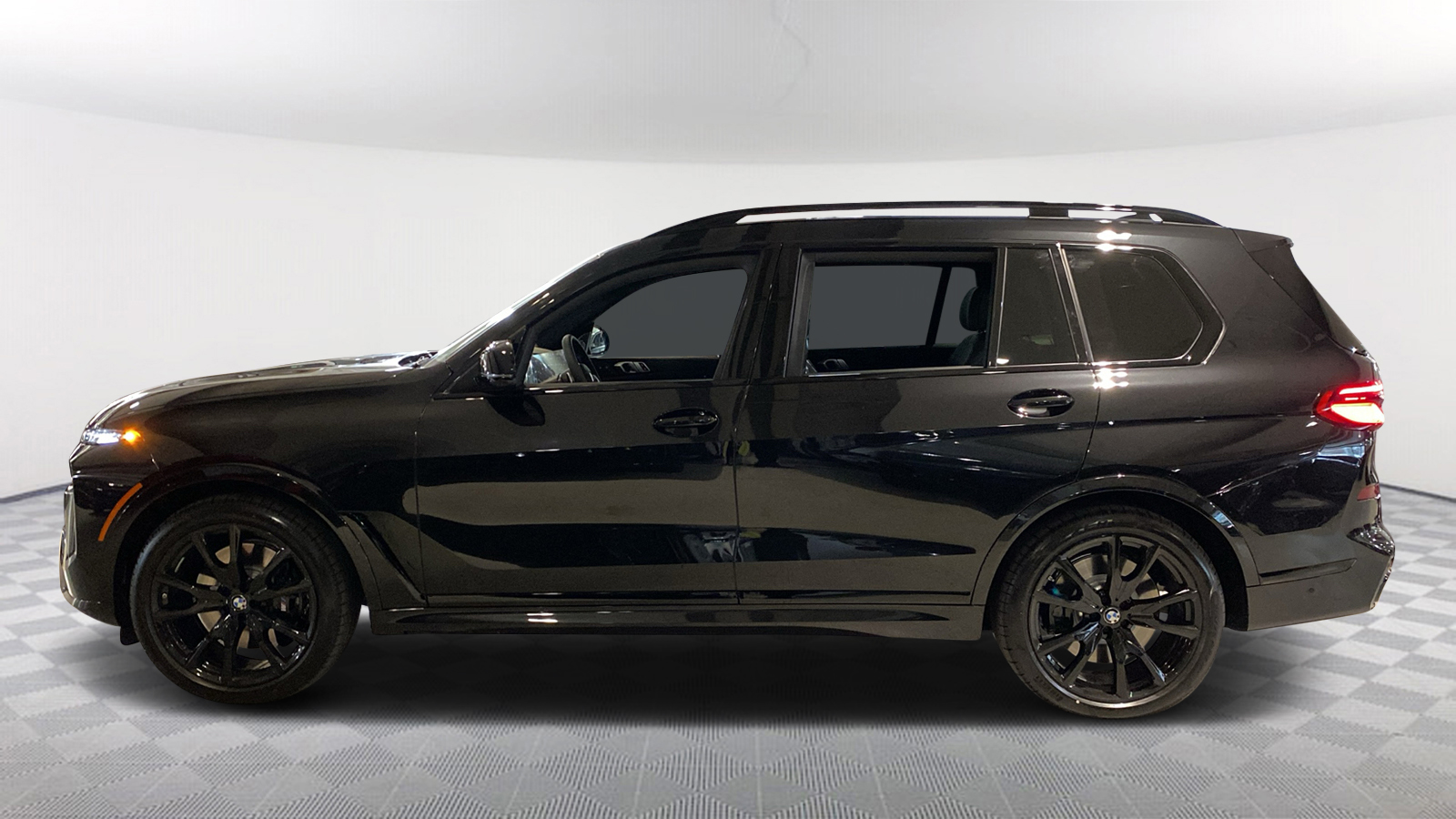 2025 BMW X7 M60i 3