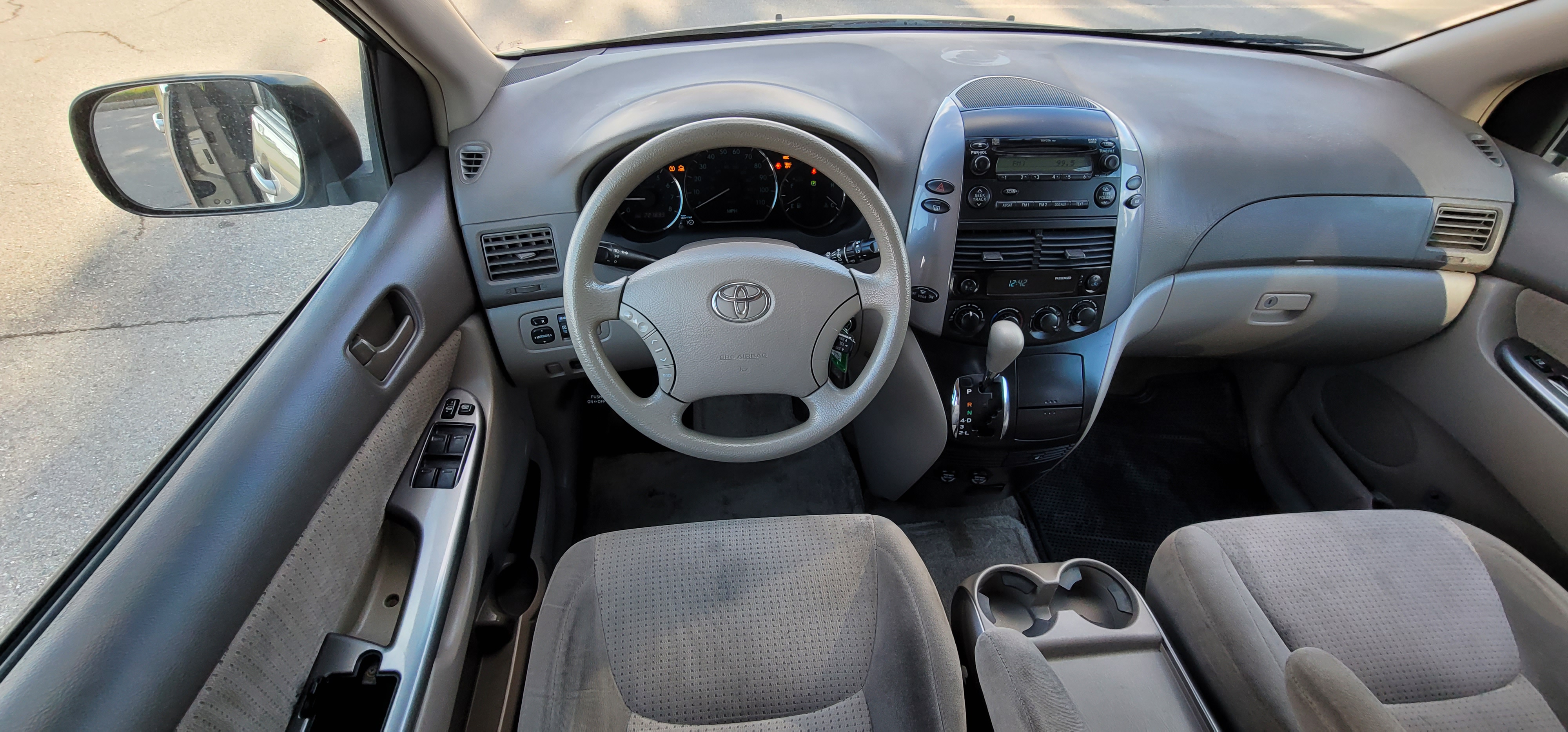 2009 Toyota Sienna LE 35