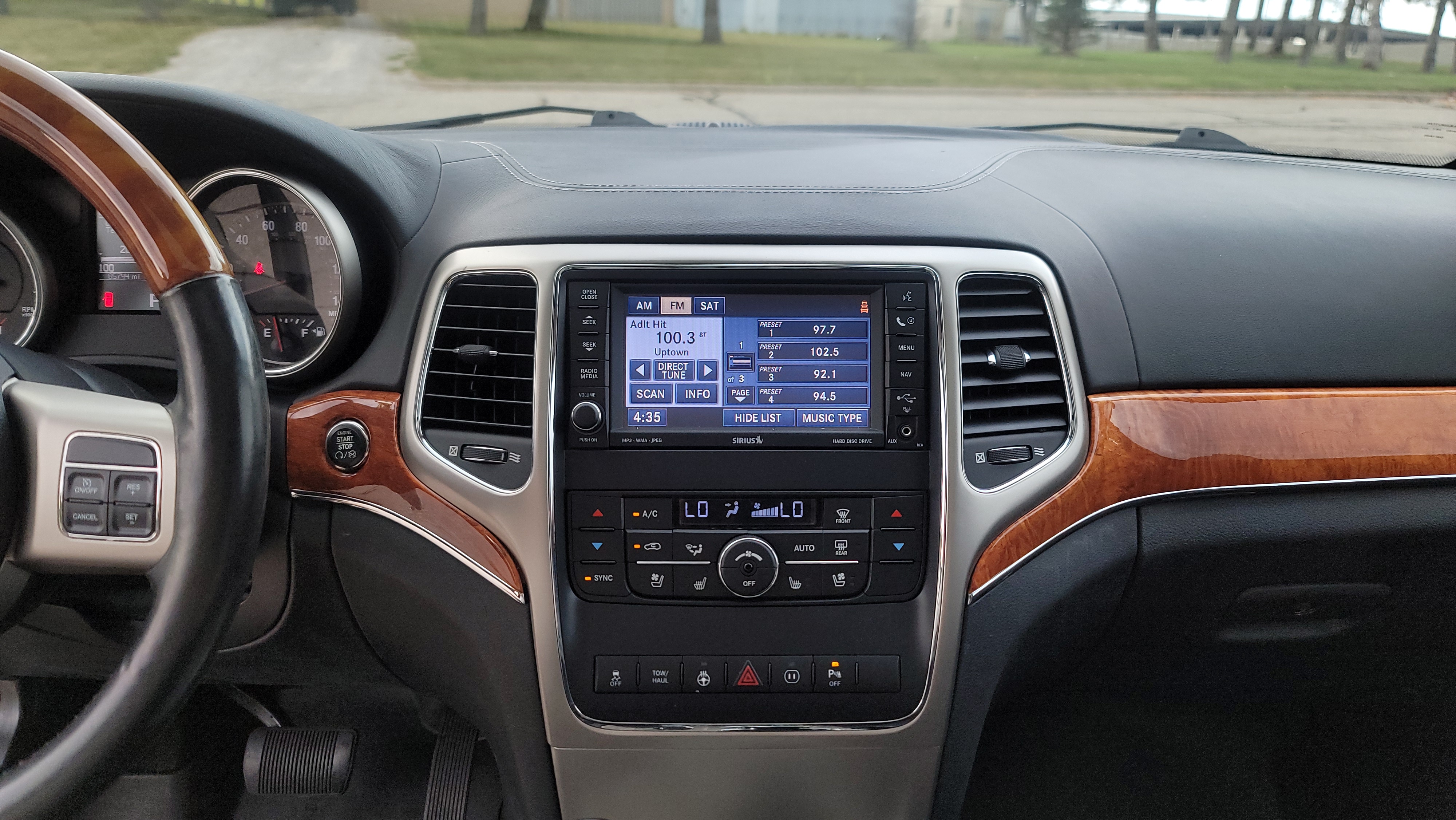 2011 Jeep Grand Cherokee Overland 25