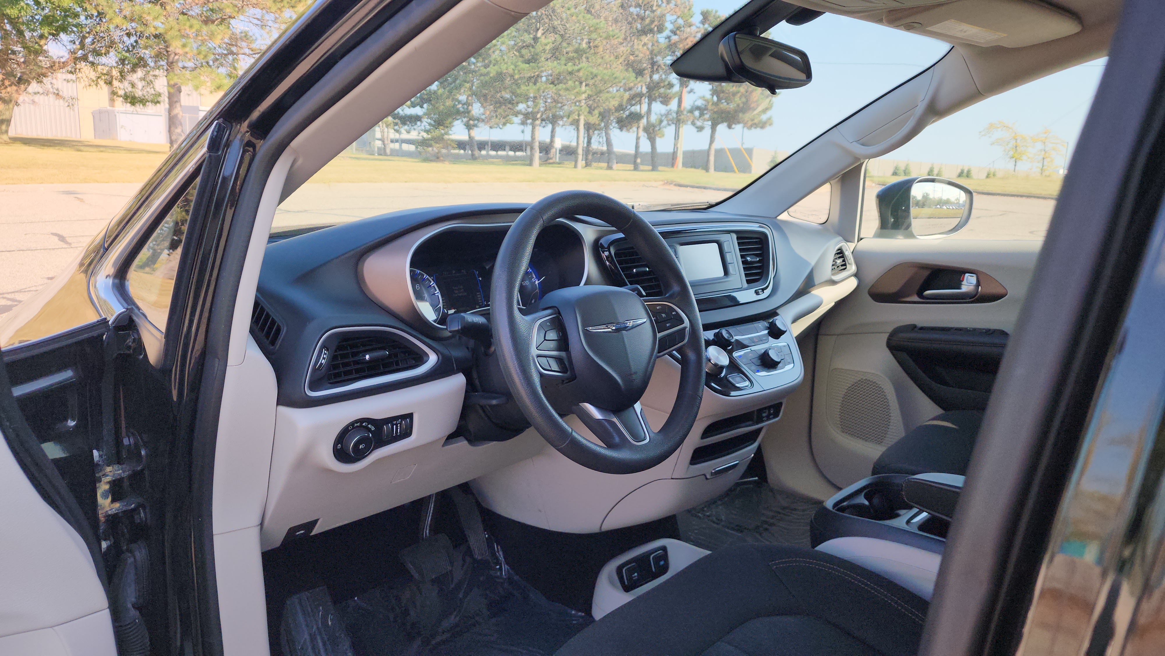 2017 Chrysler Pacifica Touring L 27