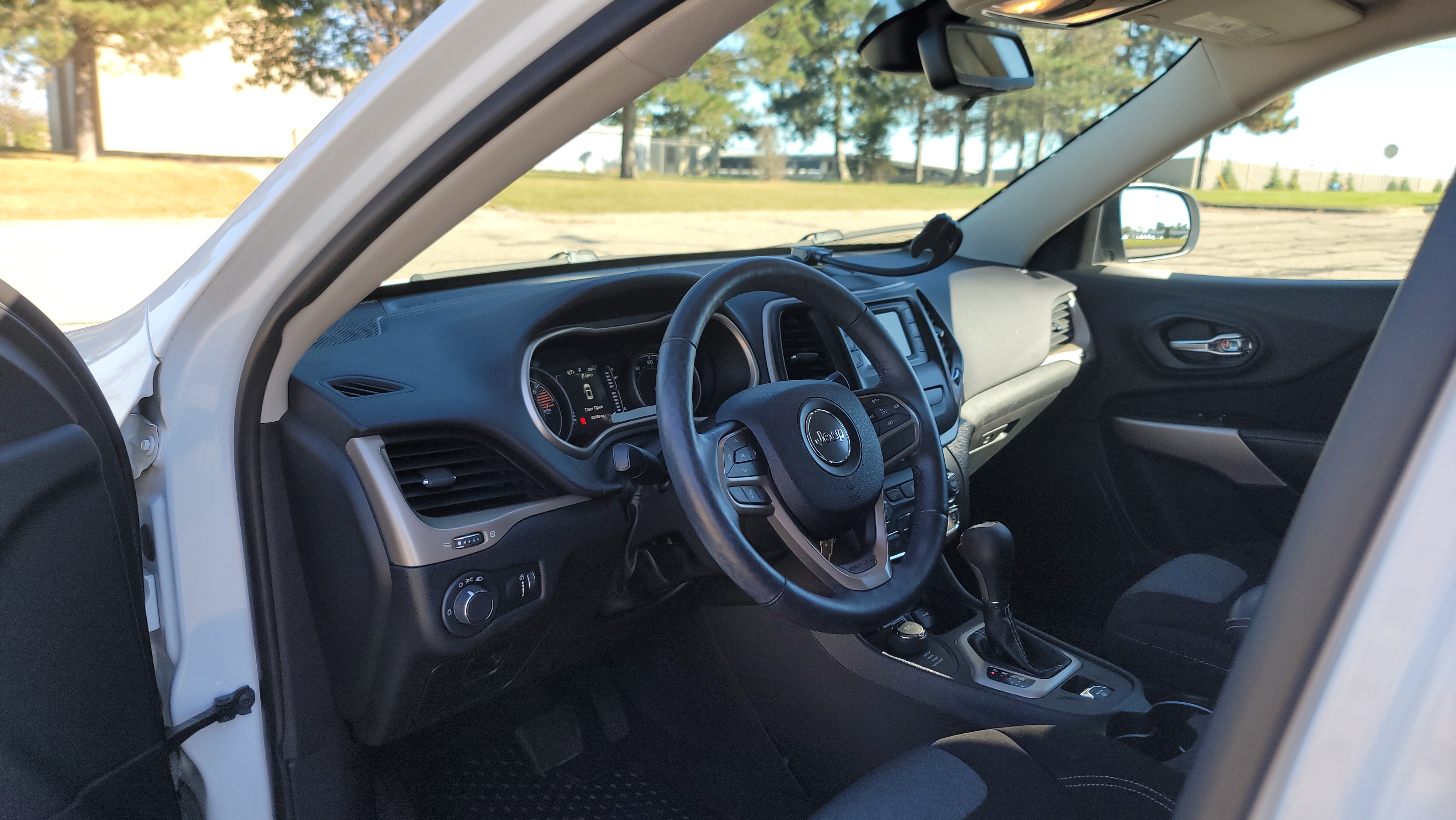 2017 Jeep Cherokee Sport 28