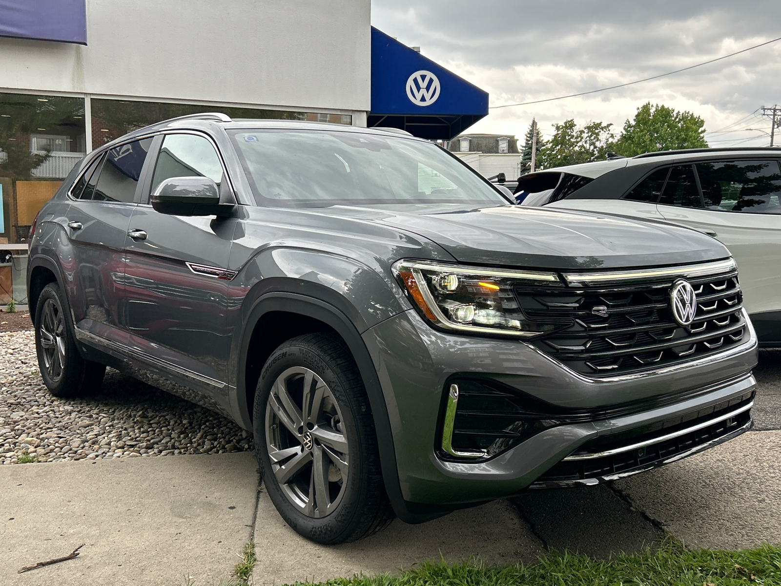 2024 Volkswagen Atlas Cross Sport 2.0T SEL R-Line 2