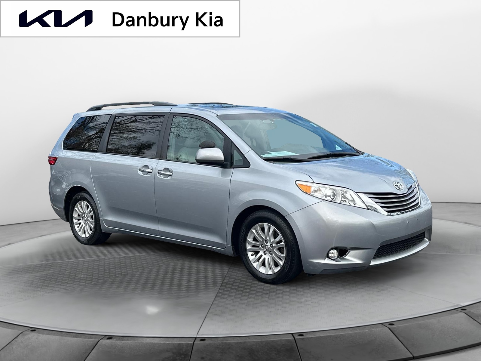 2015 Toyota Sienna XLE 1