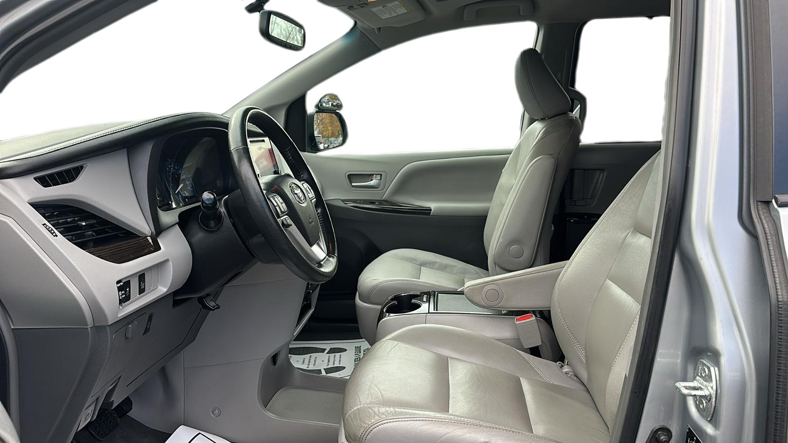 2015 Toyota Sienna XLE 12