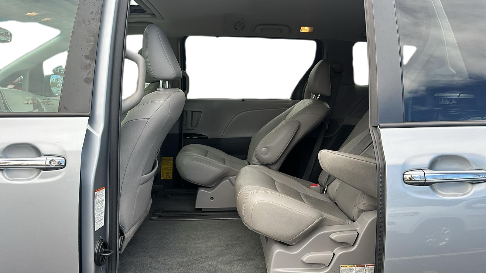 2015 Toyota Sienna XLE 24