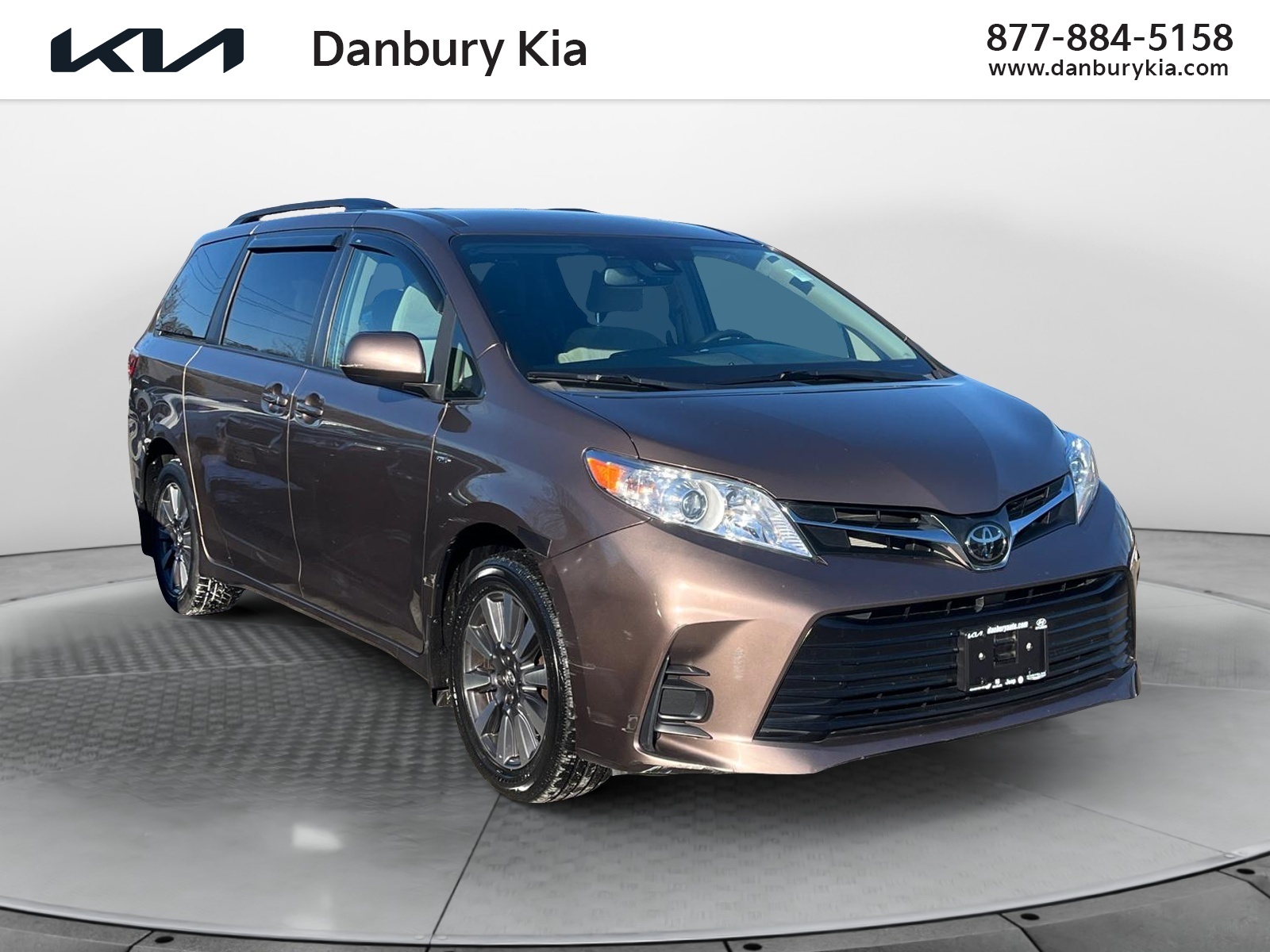 2019 Toyota Sienna LE 1