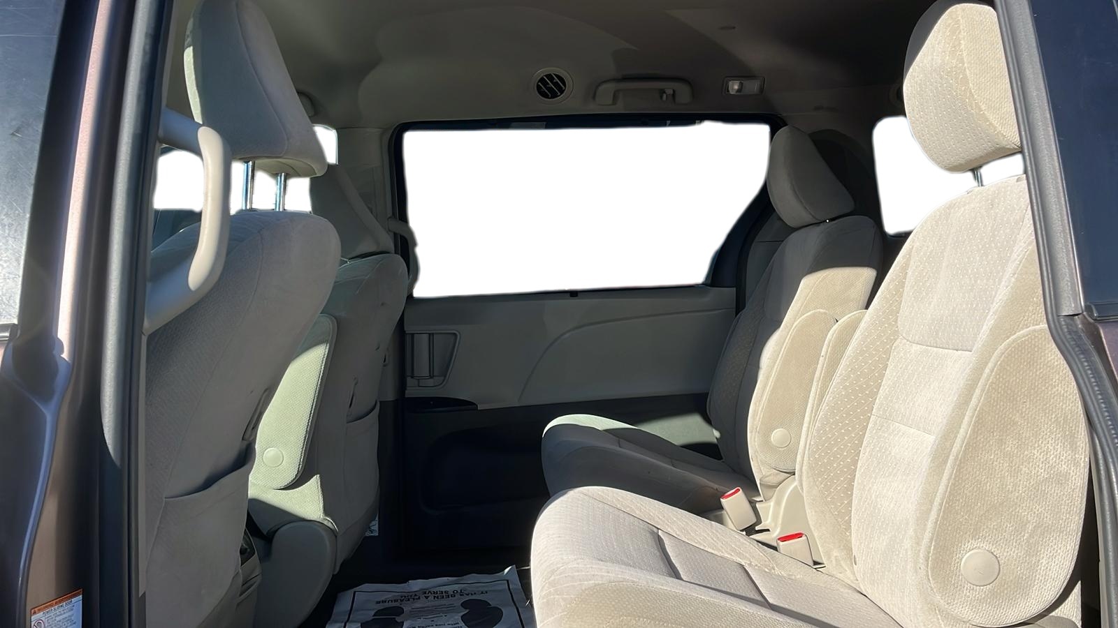 2019 Toyota Sienna LE 20