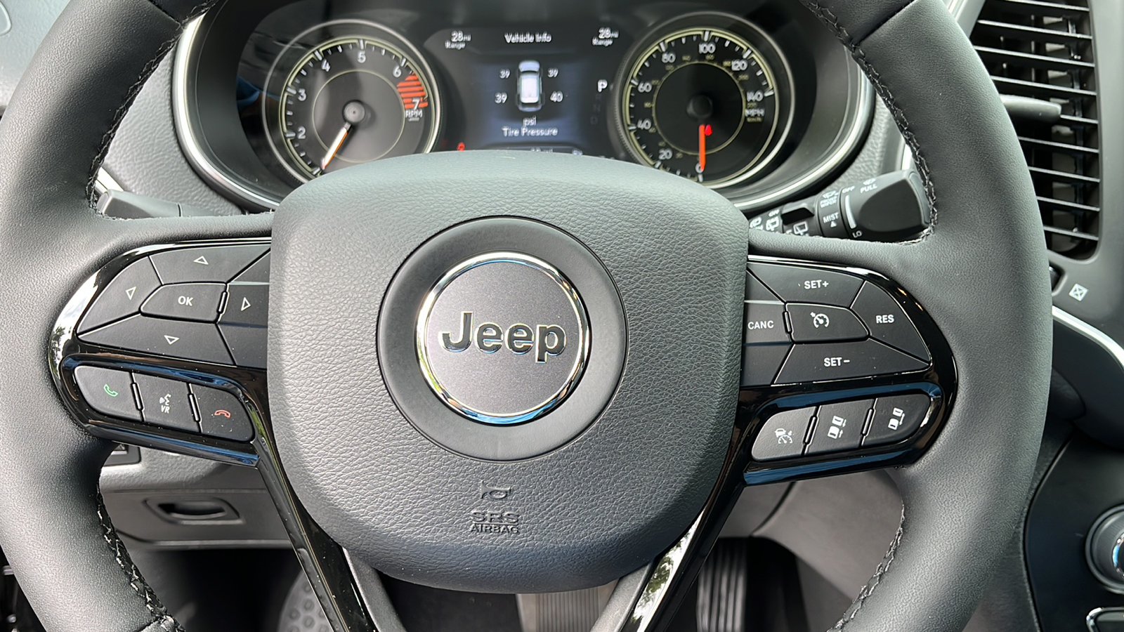 2023 Jeep Cherokee Altitude Lux 8