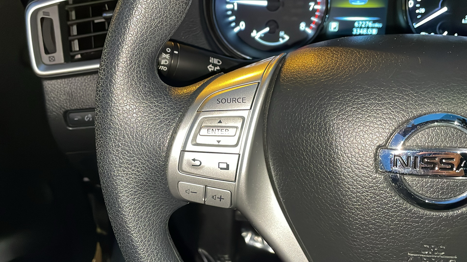 2016 Nissan Rogue SV 9