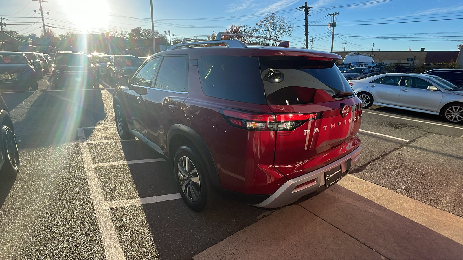 2023 Nissan Pathfinder SL 2