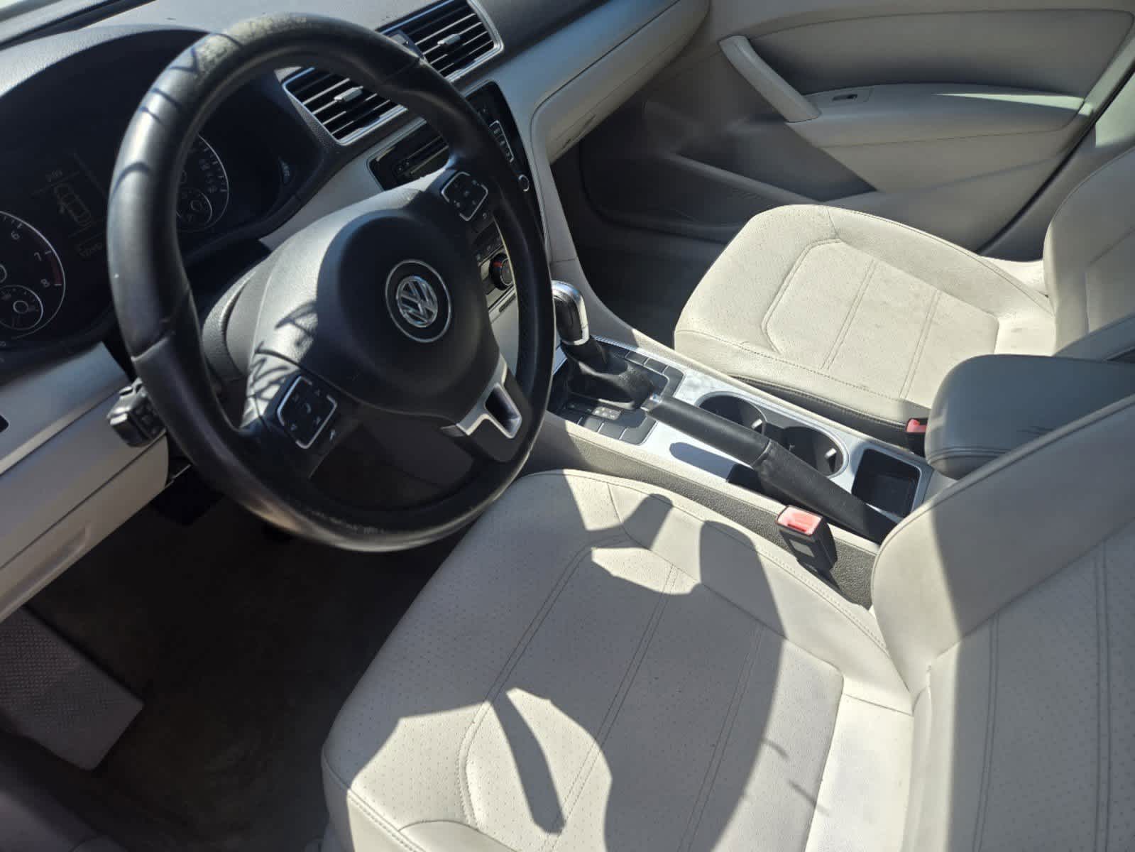 2013 Volkswagen Passat SE 7