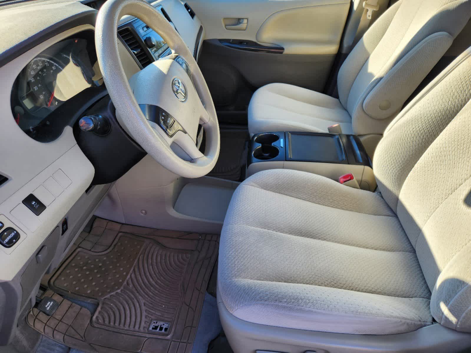 2014 Toyota Sienna LE 5