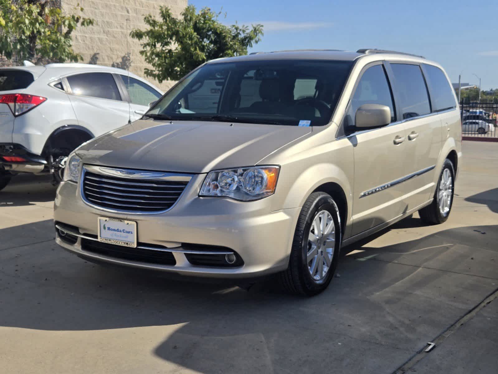 2015 Chrysler Town & Country Touring 1