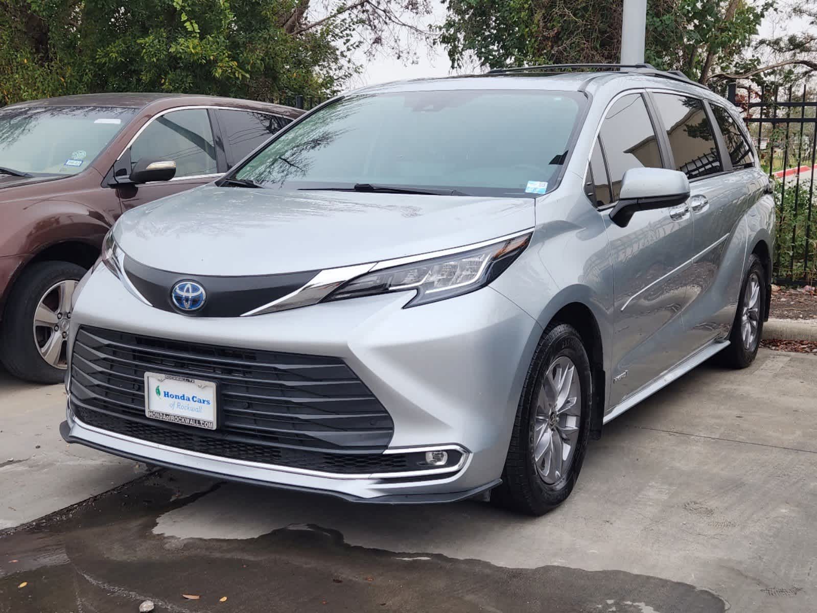 2021 Toyota Sienna XLE 1