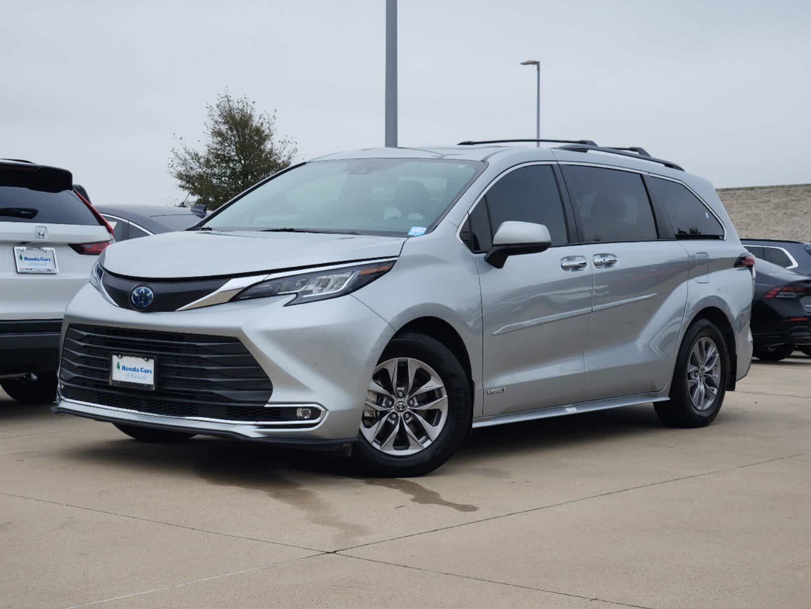 2021 Toyota Sienna XLE 2