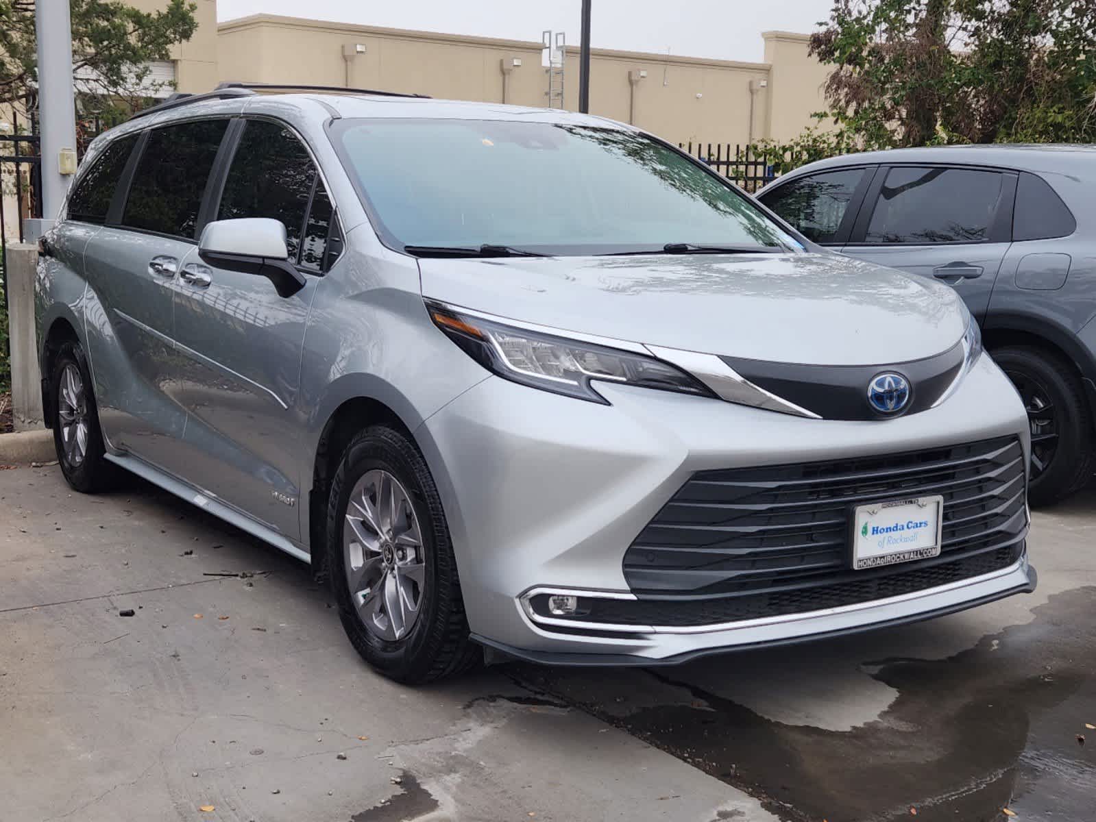 2021 Toyota Sienna XLE 3