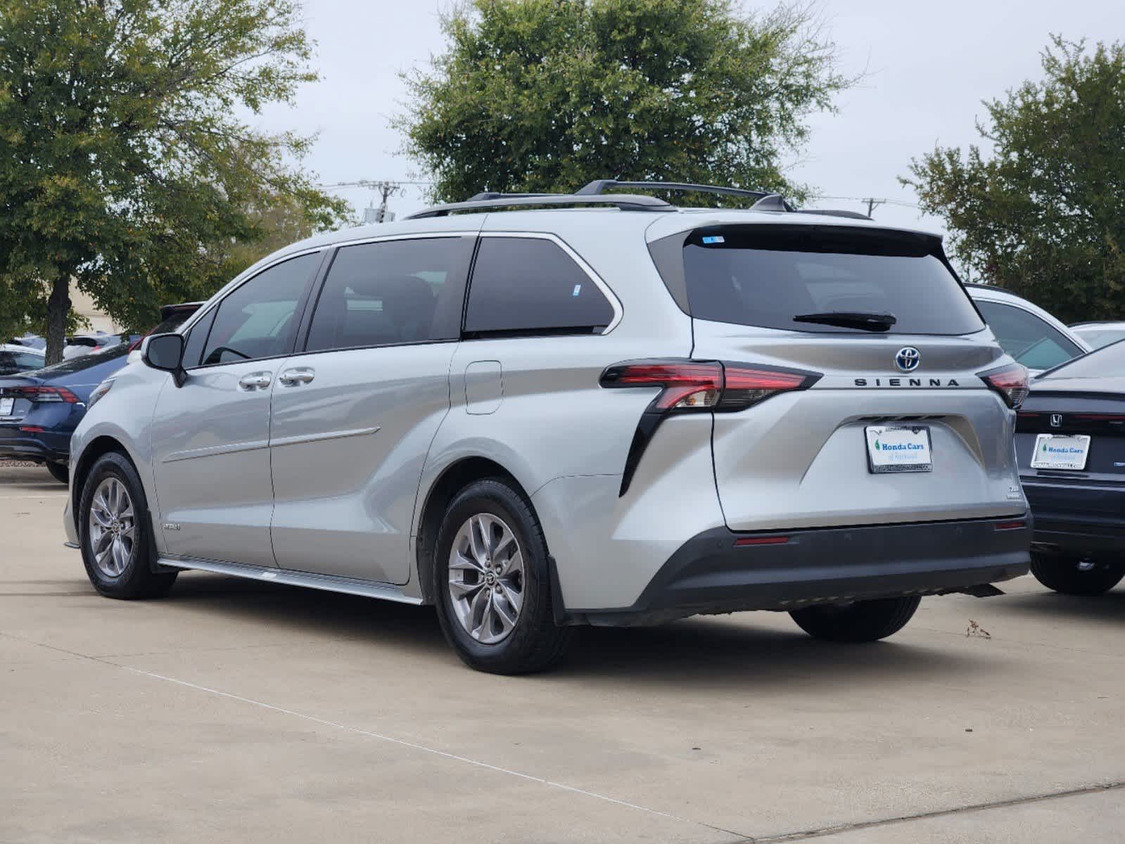 2021 Toyota Sienna XLE 8