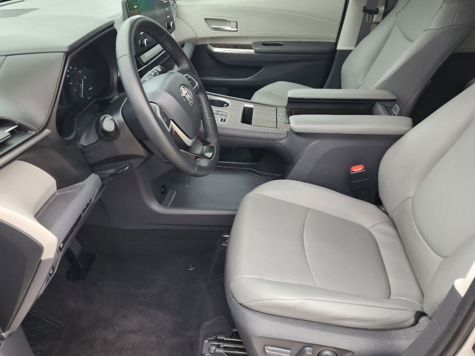 2021 Toyota Sienna XLE 19