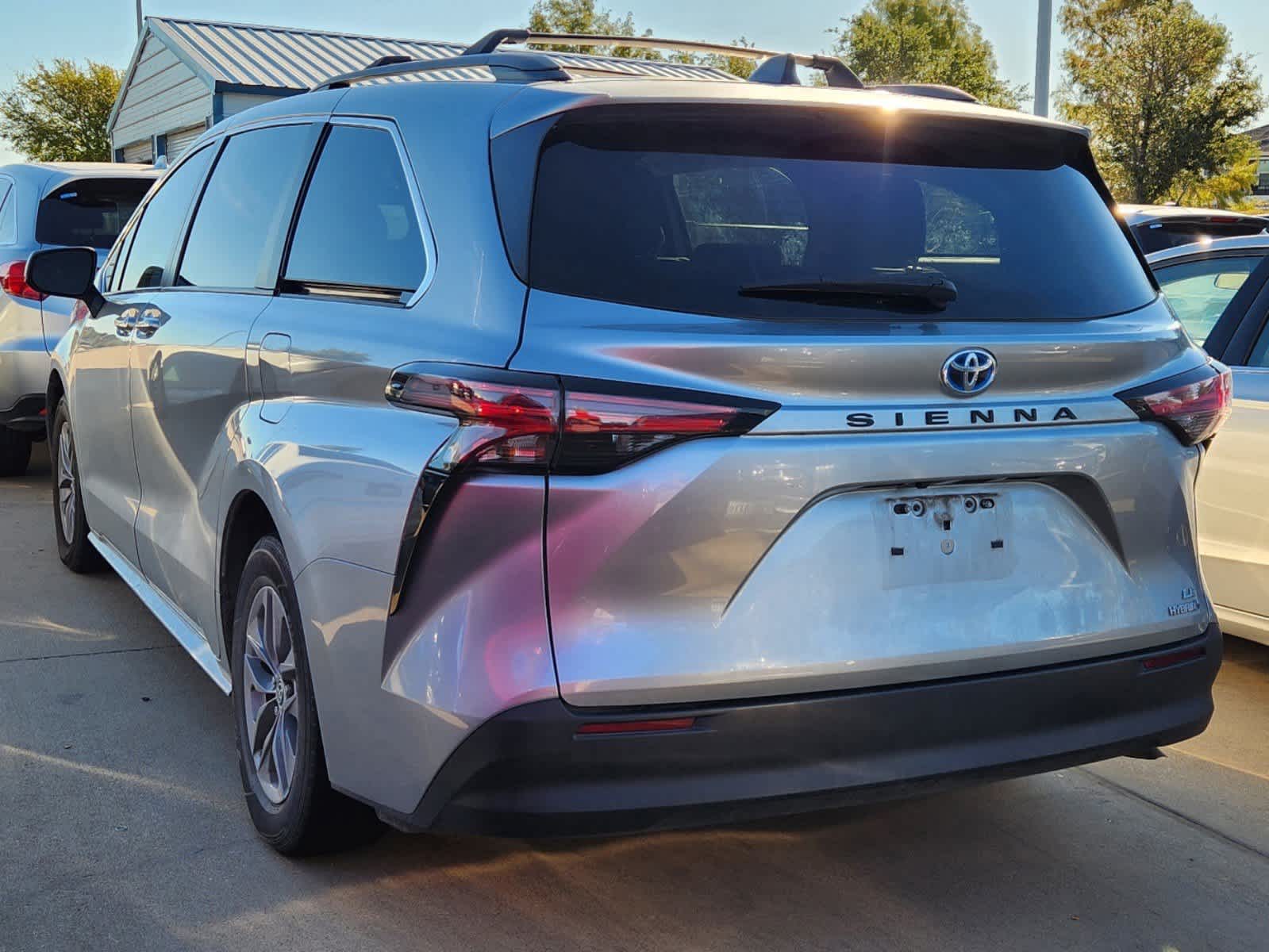 2022 Toyota Sienna LE 4