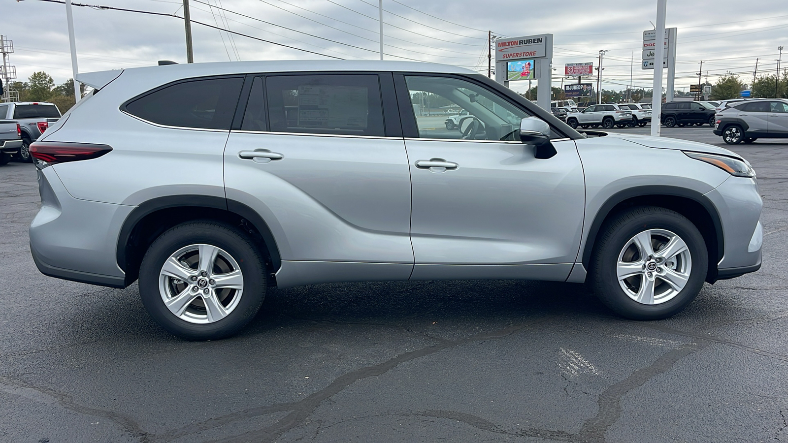 2024 Toyota Highlander Hybrid LE 9