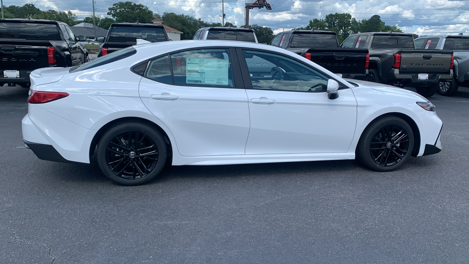 2025 Toyota Camry SE 9