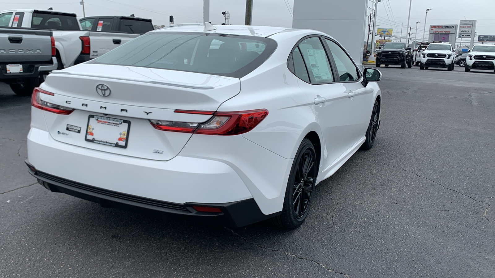 2025 Toyota Camry SE 8