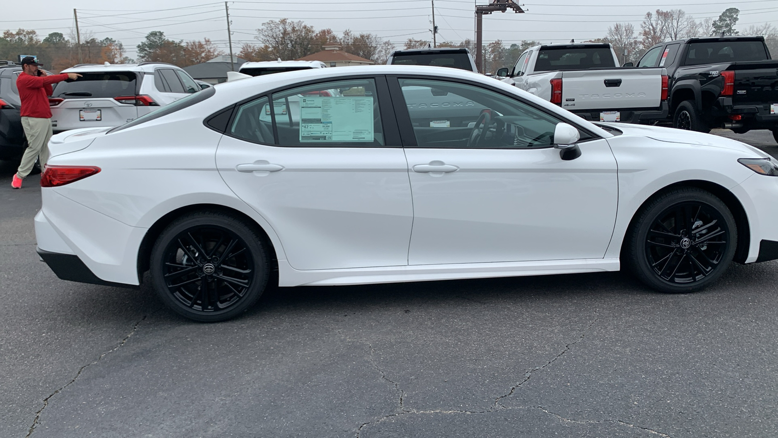 2025 Toyota Camry SE 9