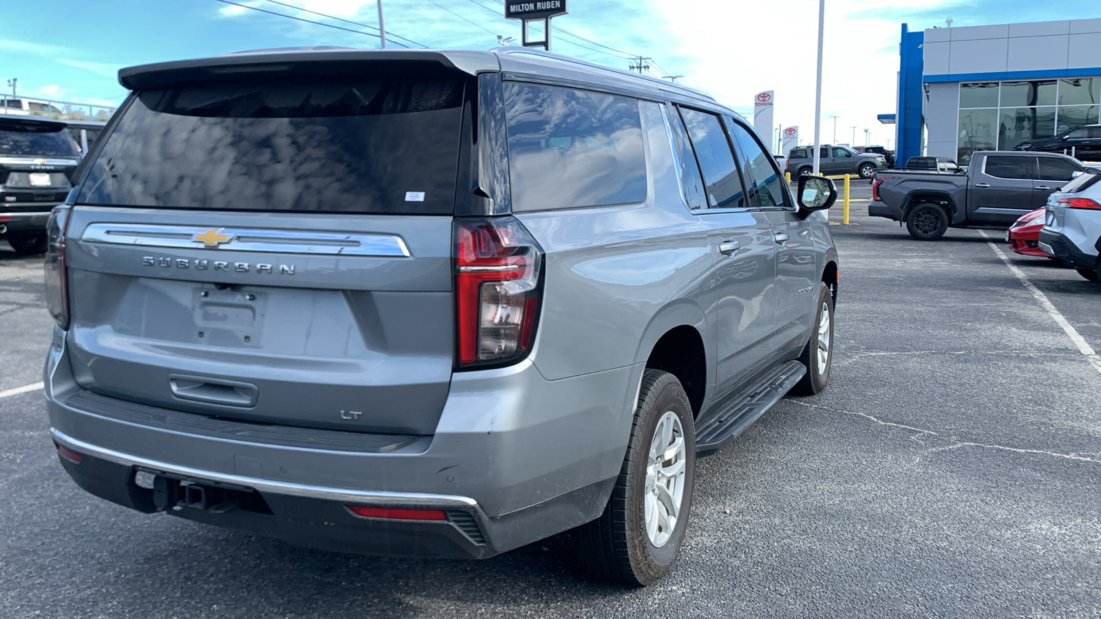 2023 Chevrolet Suburban LT 8