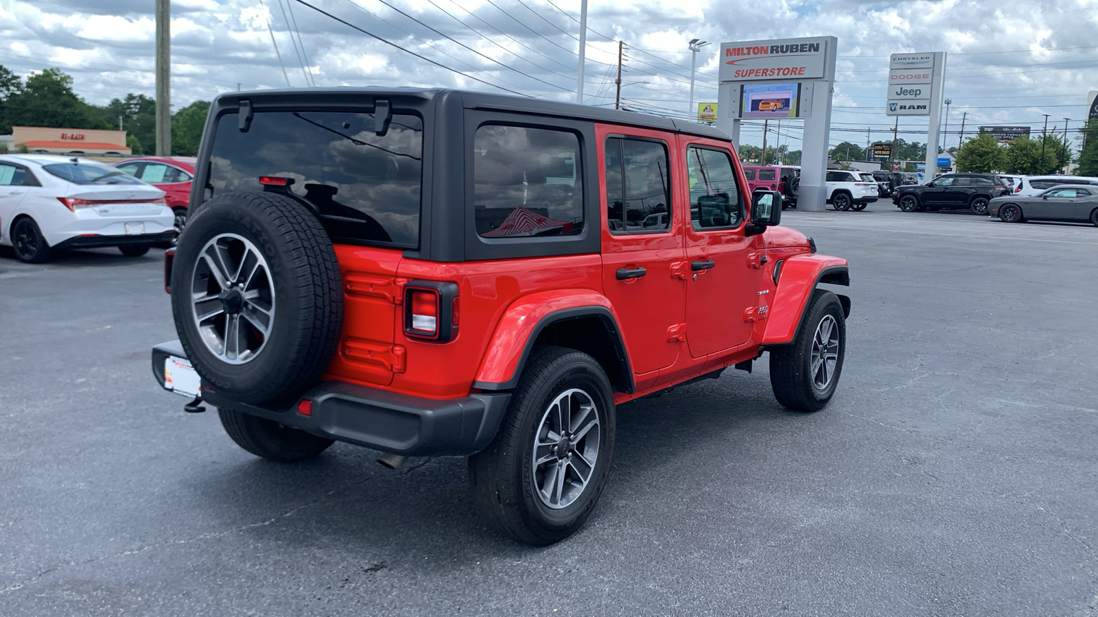 2023 Jeep Wrangler Sahara 8