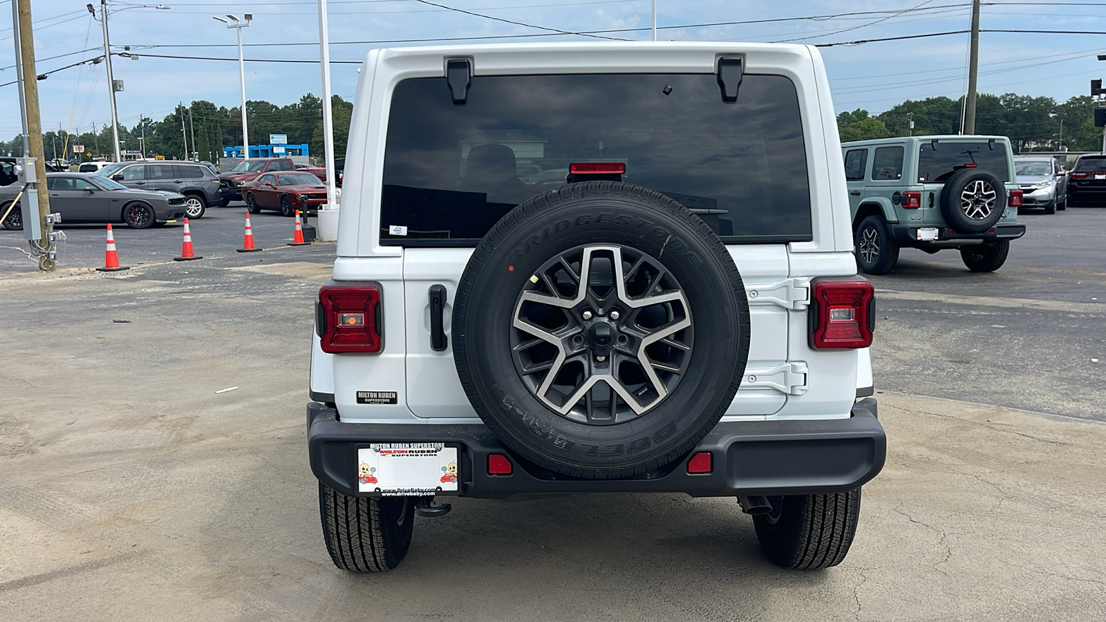 2024 Jeep Wrangler Sahara 8