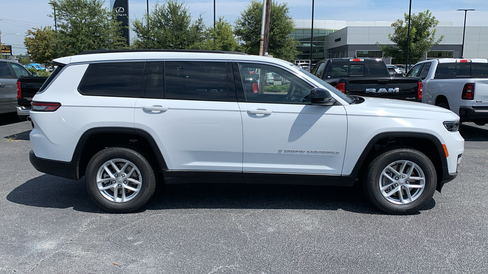 2024 Jeep Grand Cherokee L Laredo 9