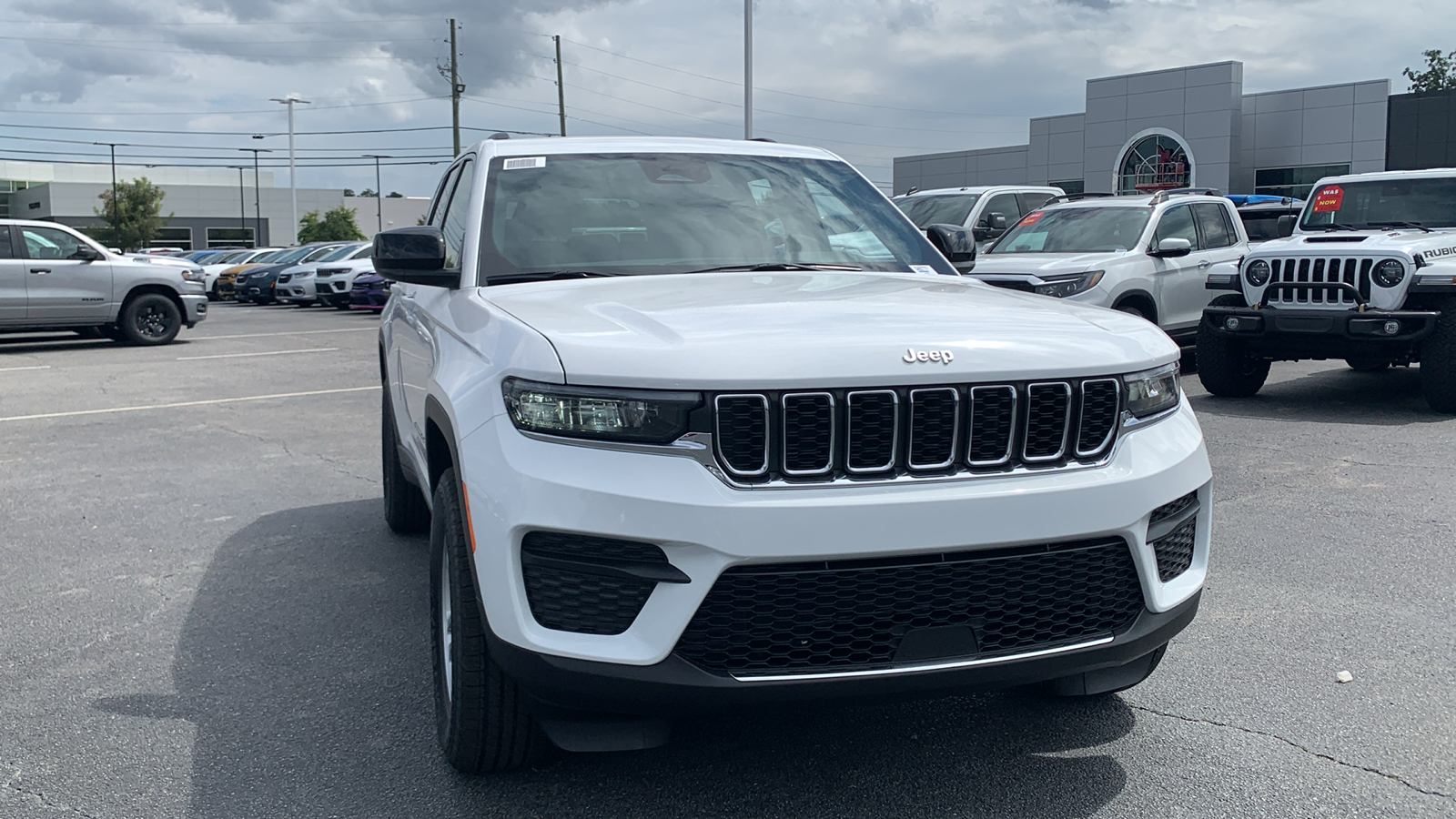 2024 Jeep Grand Cherokee Laredo 2