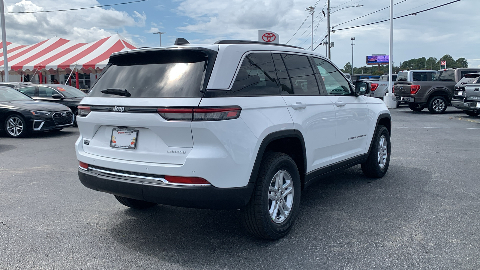 2024 Jeep Grand Cherokee Laredo 8