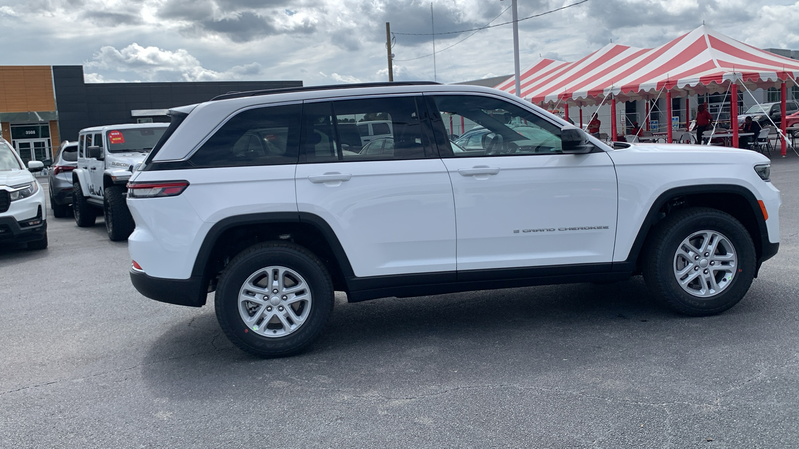 2024 Jeep Grand Cherokee Laredo 9