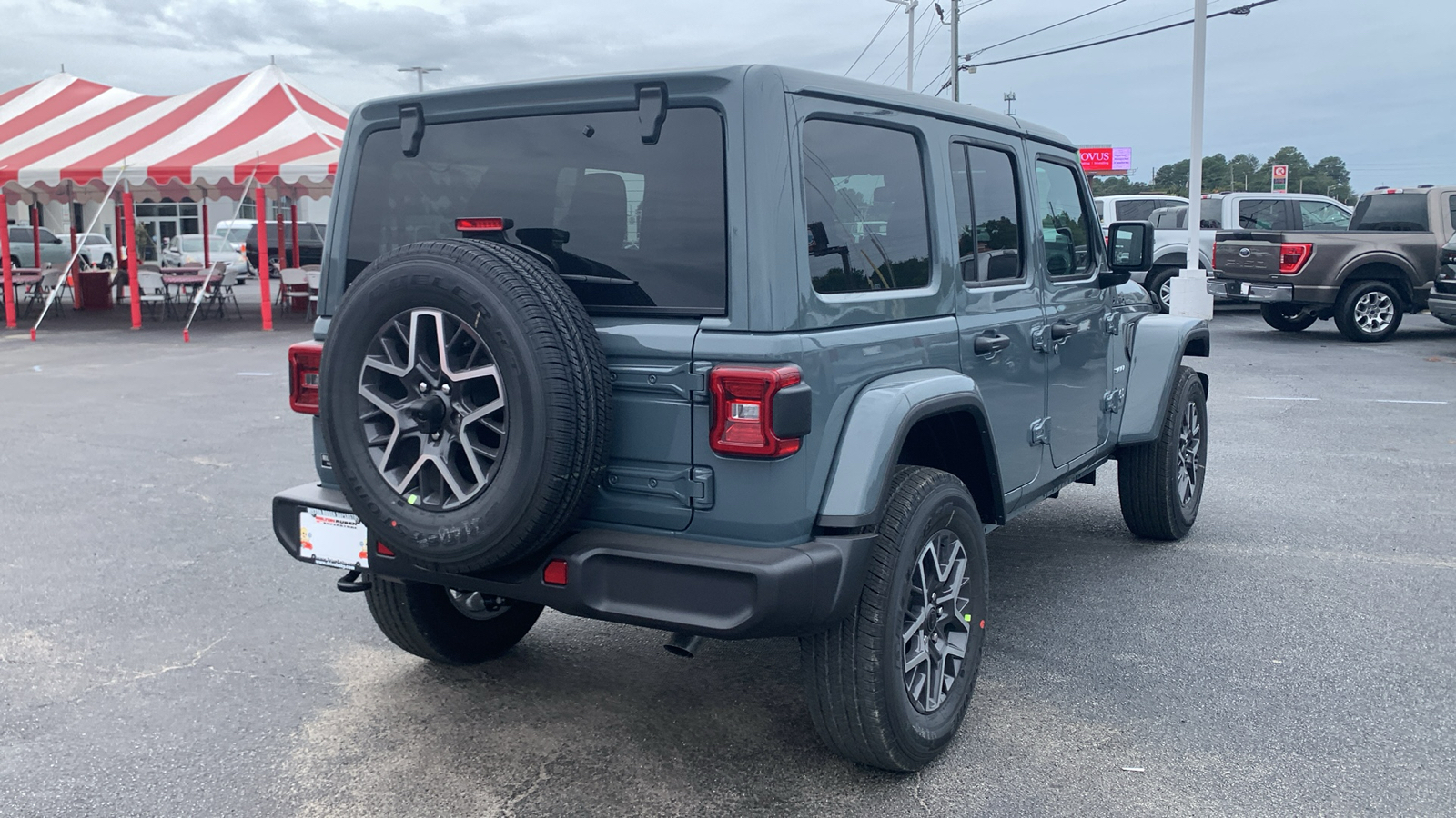 2024 Jeep Wrangler Sahara 8