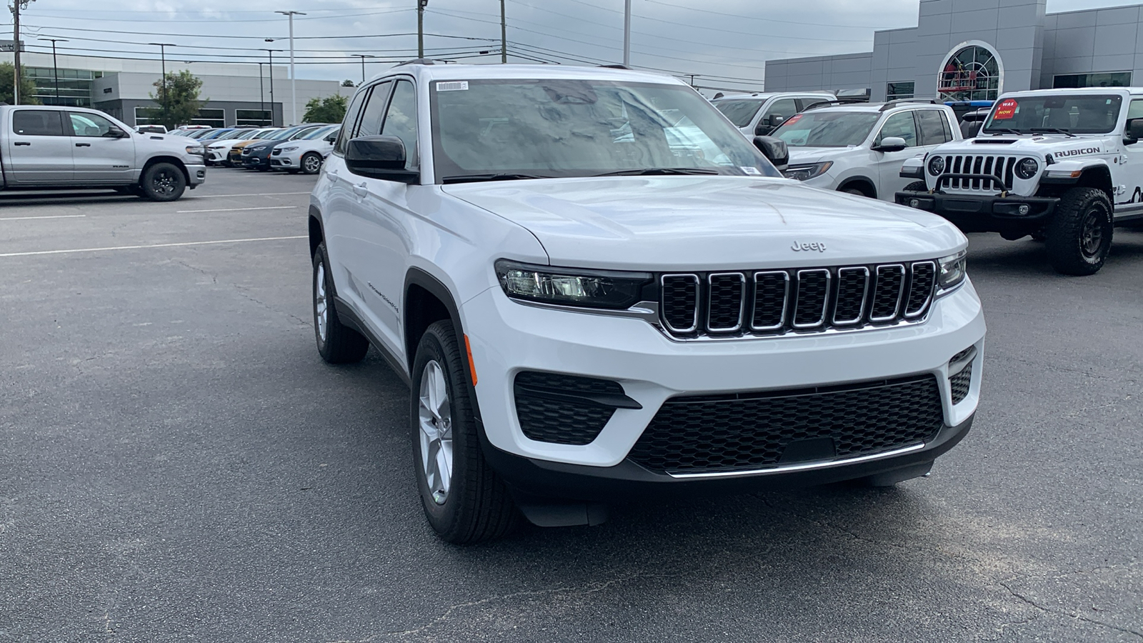 2025 Jeep Grand Cherokee Laredo 2