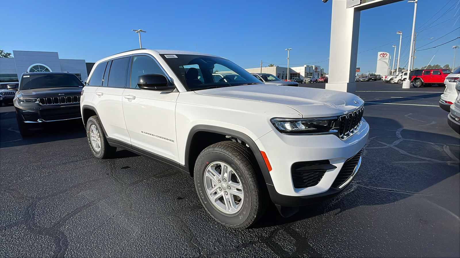 2025 Jeep Grand Cherokee Laredo 2