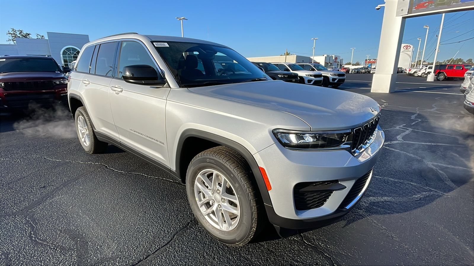 2025 Jeep Grand Cherokee Laredo 2