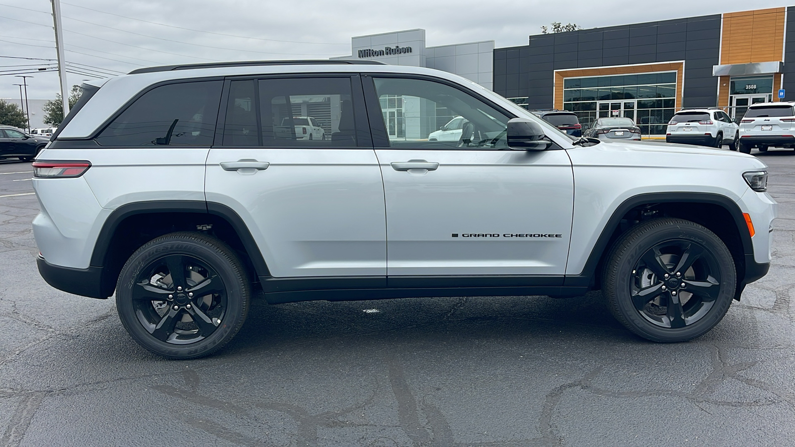 2025 Jeep Grand Cherokee Altitude 9